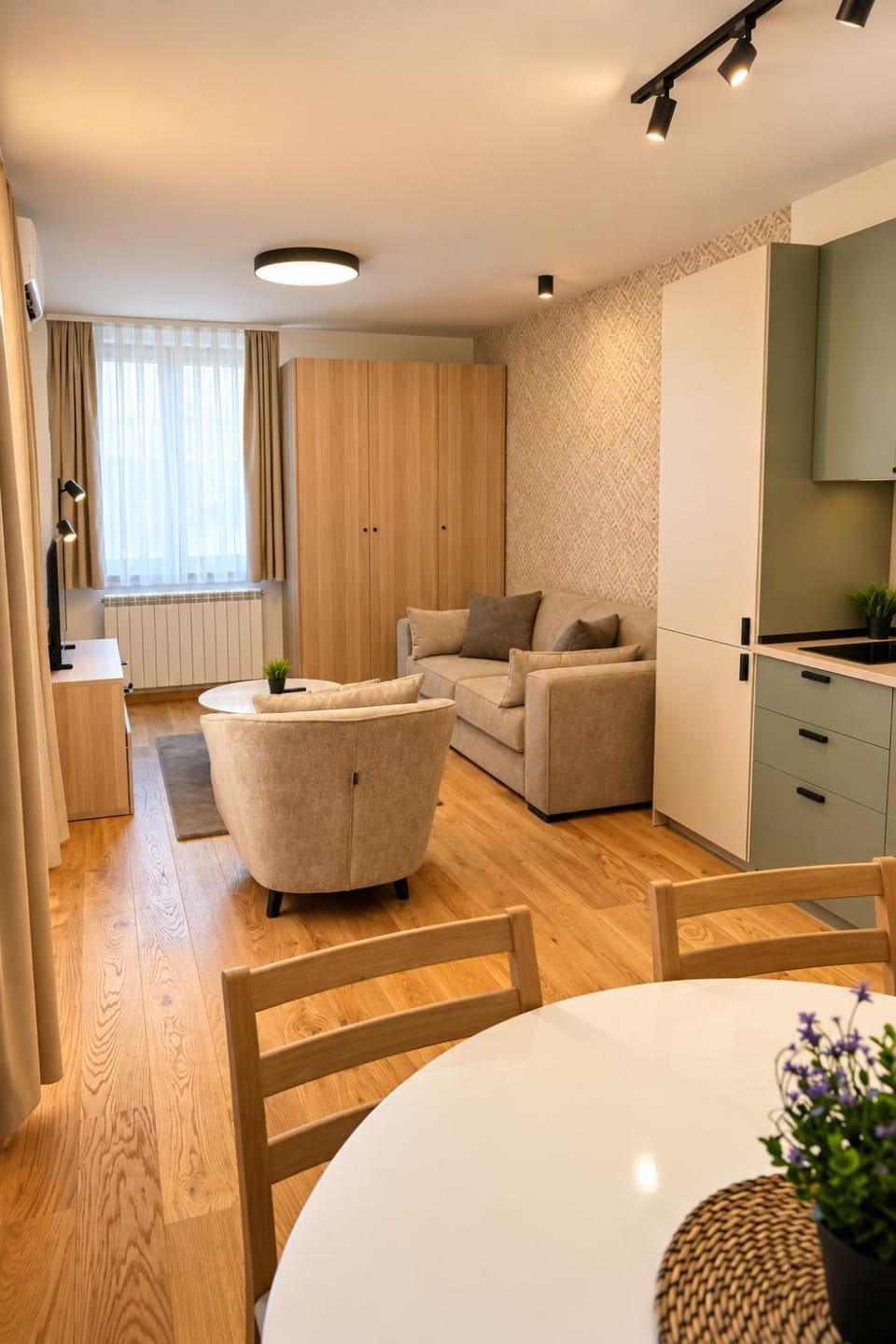 TV and multimedia, Kitchen or kitchenette, Living room, Seating area, Dining area