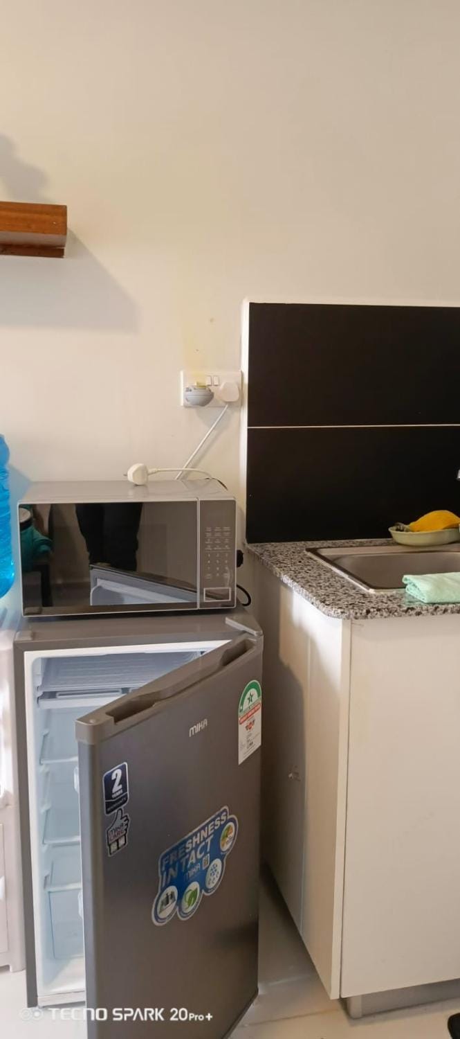 Kitchen or kitchenette, minibar