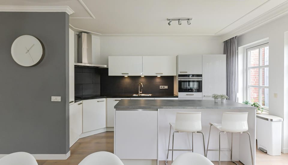Kitchen or kitchenette, dishwasher, stove