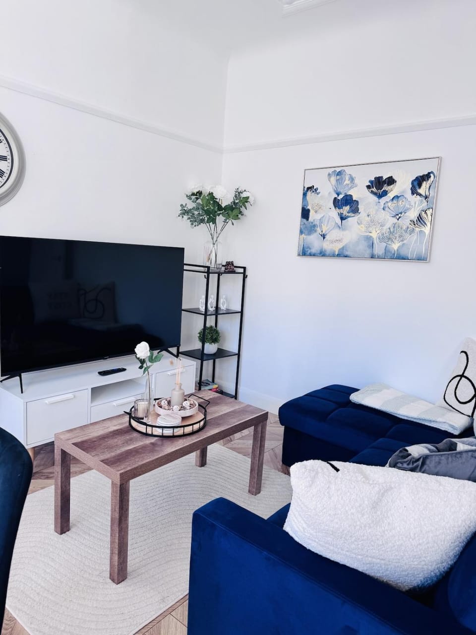 Bed, TV and multimedia, Living room