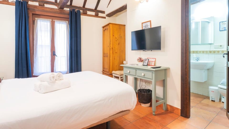 Bed, Bathroom, TV and multimedia, Photo of the whole room, Bedroom, towels, wardrobe