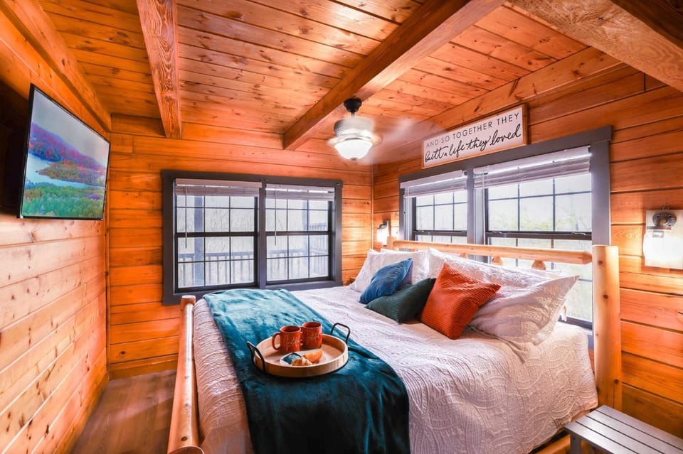 Hero's Peak - Theater Arcade & Hot Tub House in Sevier County