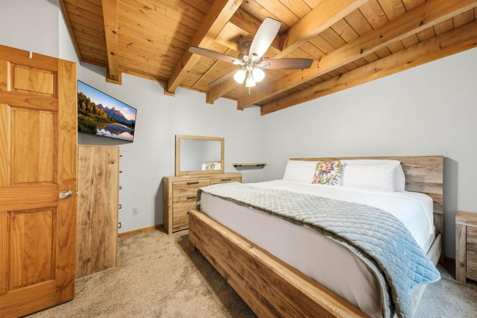Smokies Sunrise | Hot Tub, Fireplace & More! House in Sevierville