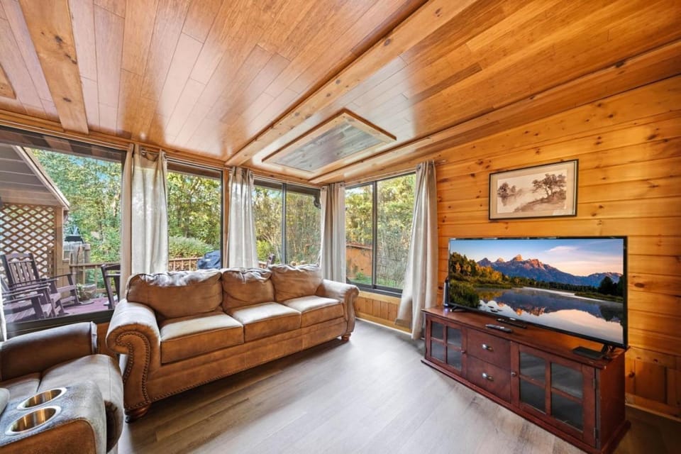 Smokies Sunrise | Hot Tub, Fireplace & More! House in Sevierville