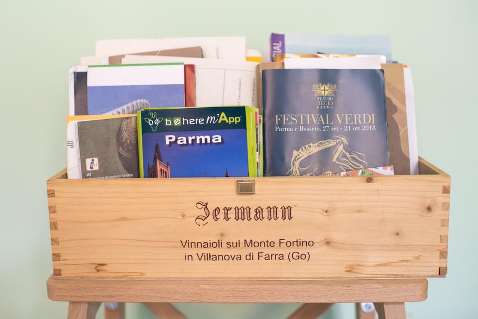 Library, Living room, Photo of the whole room, Decorative detail