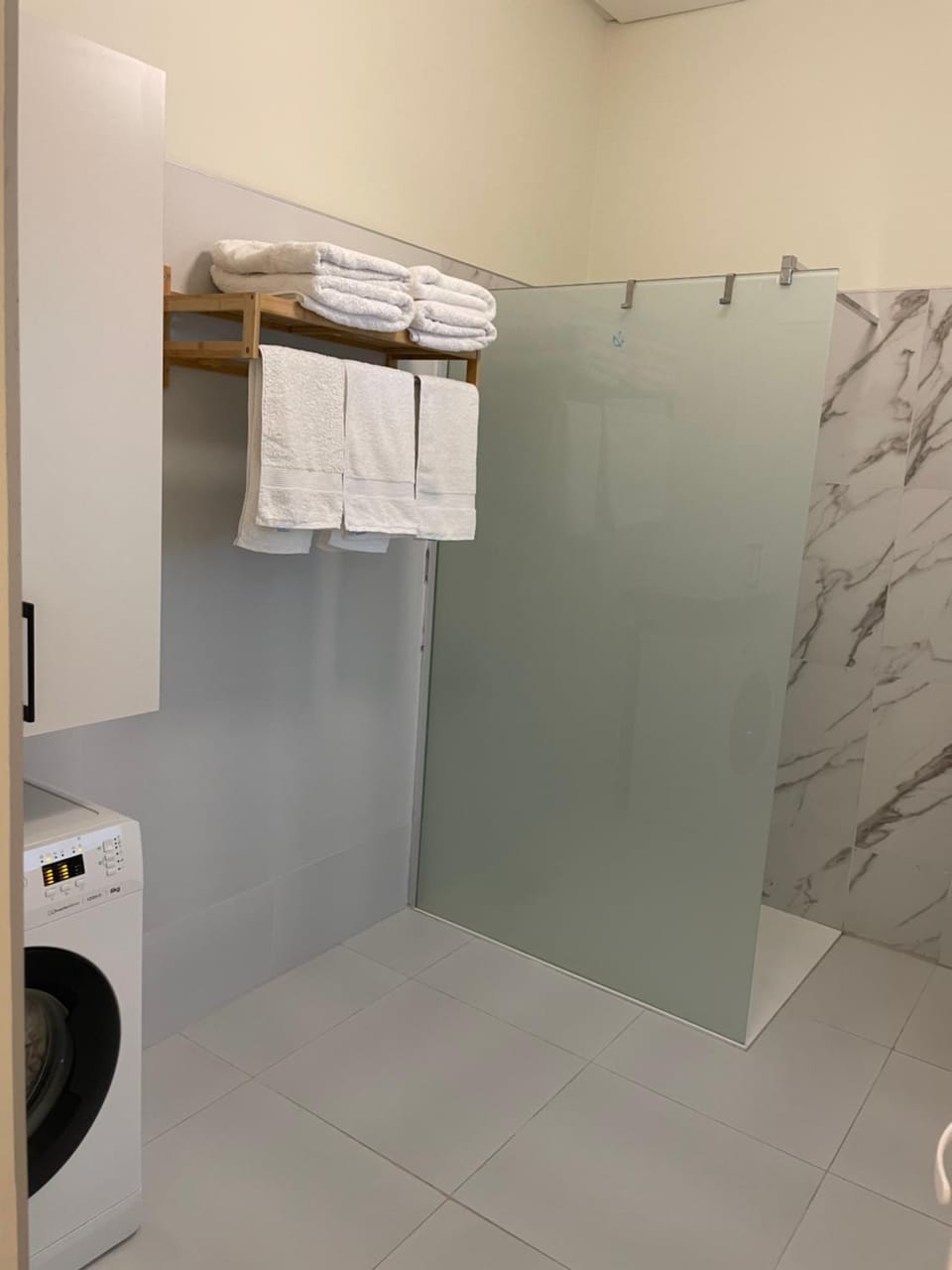 Shower, Bathroom, towels, washing machine