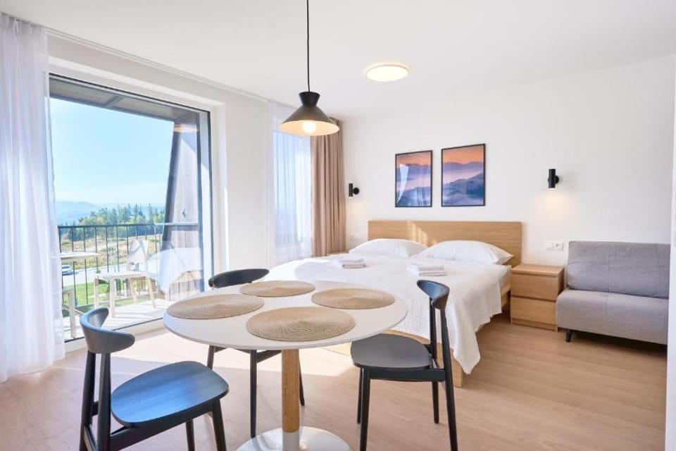 Bed, Photo of the whole room, Dining area