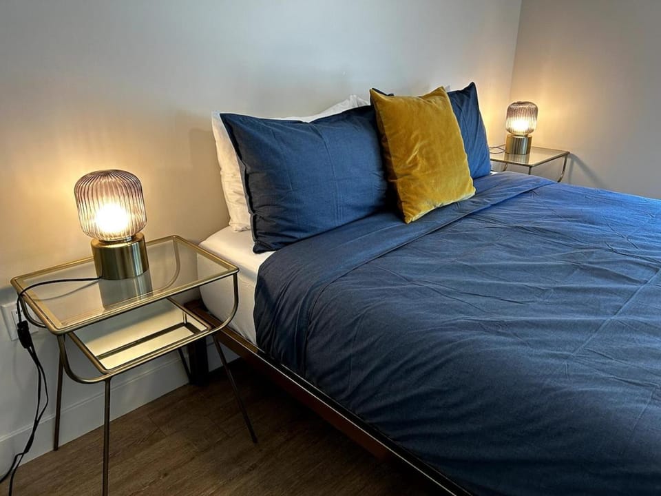 1 bdr apt in heart of Santa Monica Parking Apartment in Santa Monica