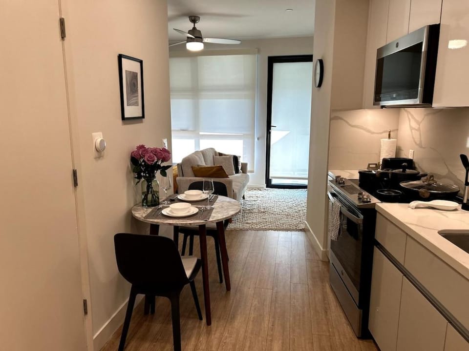 1 bdr apt in heart of Santa Monica Parking Apartment in Santa Monica