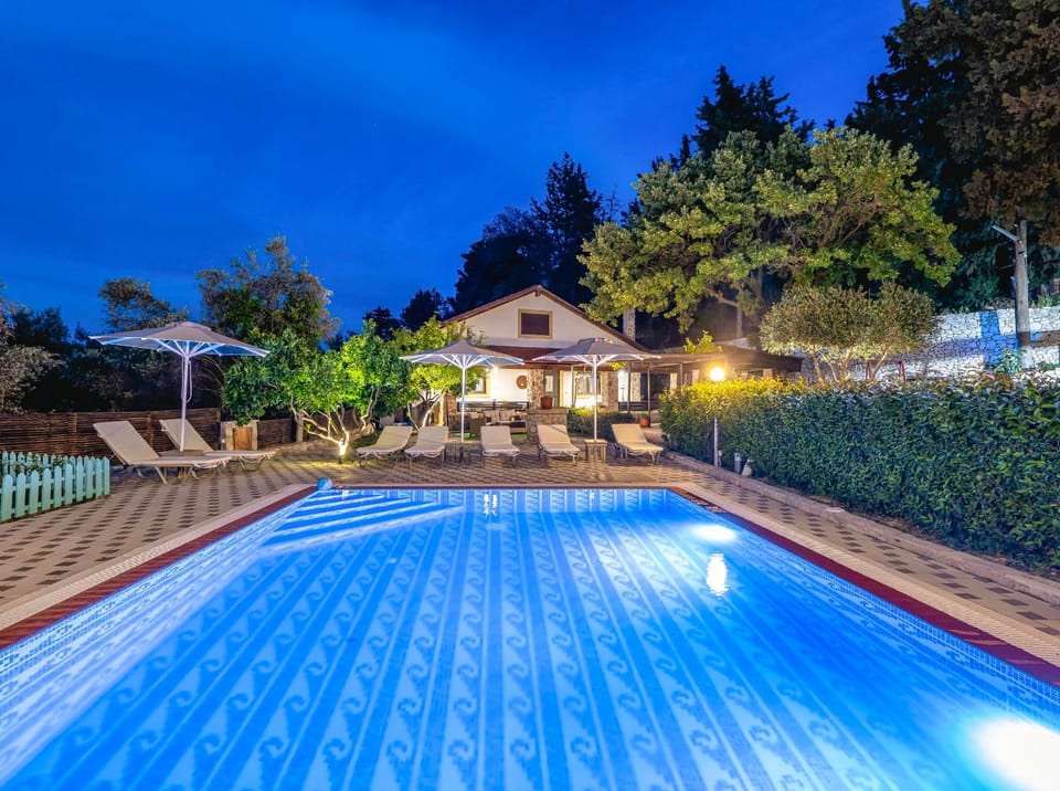 Property building, Night, Garden, Garden view, Pool view, Swimming pool, sunbed