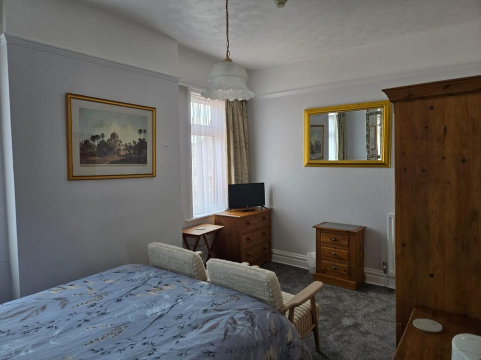 Bed, TV and multimedia, Photo of the whole room, Bedroom, wardrobe