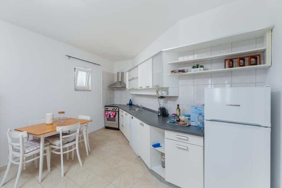 Kitchen or kitchenette, Dining area, dishwasher, oven, stove