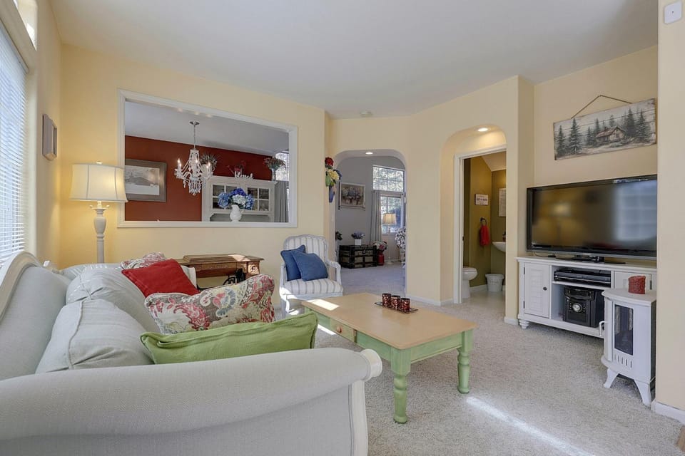 San Jose Furnished Stay w/ Laundry House in Los Gatos