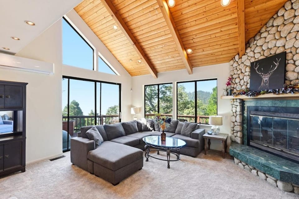 Mountain Castle Retreat House in Cedarpines Park