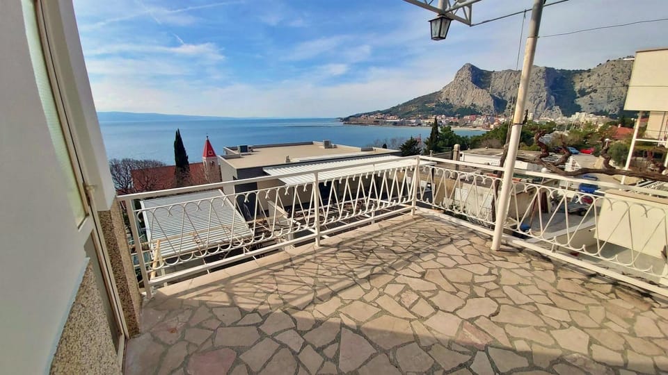 Property building, Facade/entrance, Balcony/Terrace, Sea view