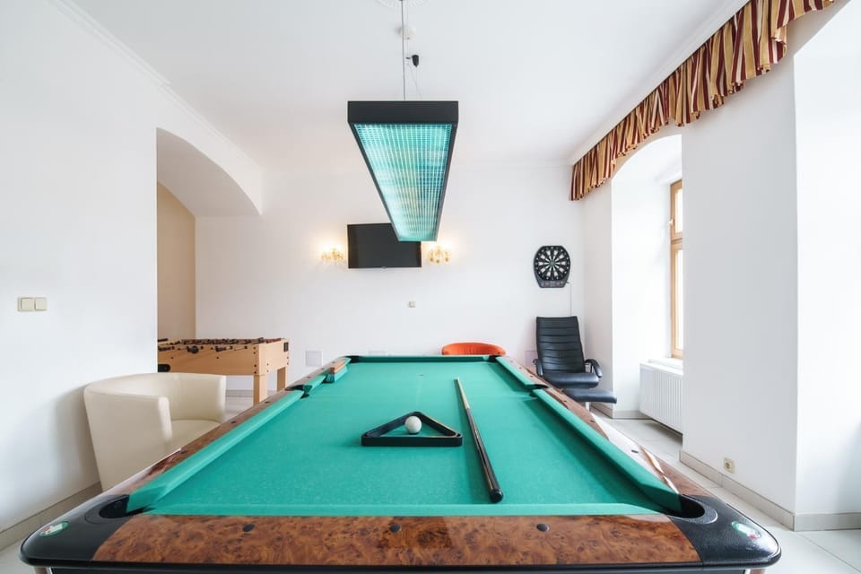 Billiard, Game Room