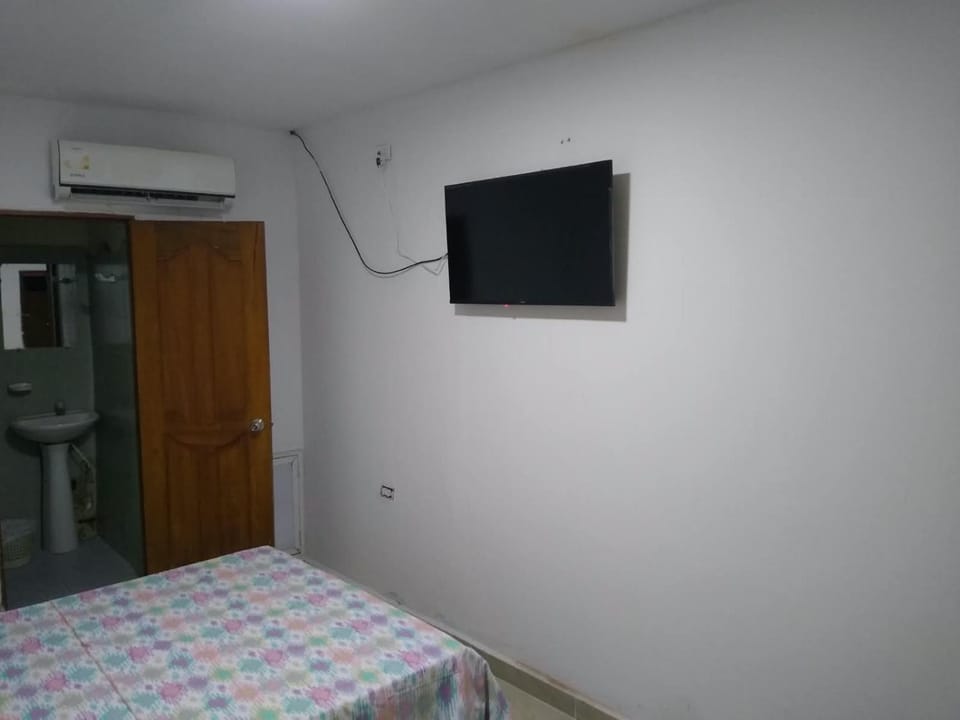 Bed, TV and multimedia, Photo of the whole room, Bedroom, air conditioner