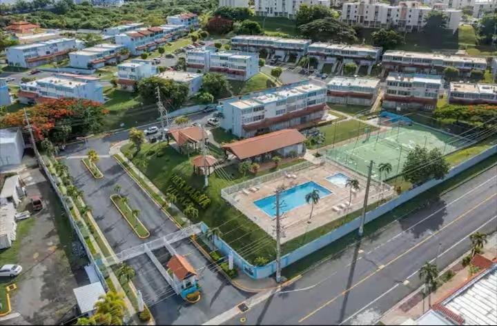 Property building, Neighbourhood, Natural landscape, Bird's eye view, Pool view, Street view, Swimming pool, Location