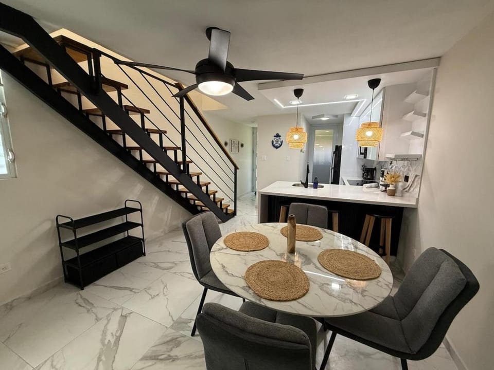 Kitchen or kitchenette, Seating area, Dining area