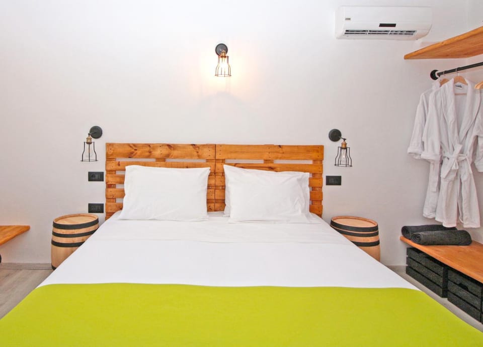 Property building, Spring, Bed, Day, Winter, Summer, Photo of the whole room, Decorative detail, Decorative detail, Autumn, On site, Area and facilities
