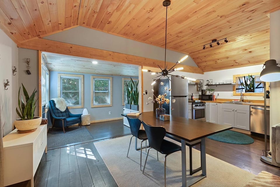 Modern Pocono Cabin - Firepit Hammock & Sunroom Cabin in Pocono Lake