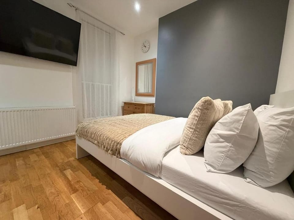 Bed, TV and multimedia, Bedroom