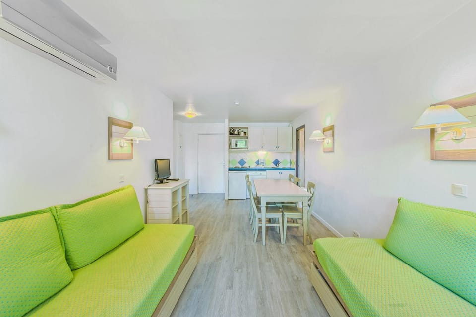 TV and multimedia, Kitchen or kitchenette, Living room, Dining area