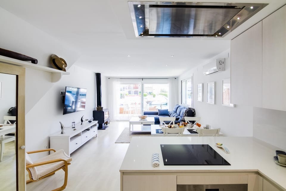 Kitchen or kitchenette, Living room, Dining area