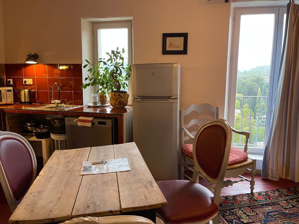 Kitchen or kitchenette, Living room, Seating area, Dining area