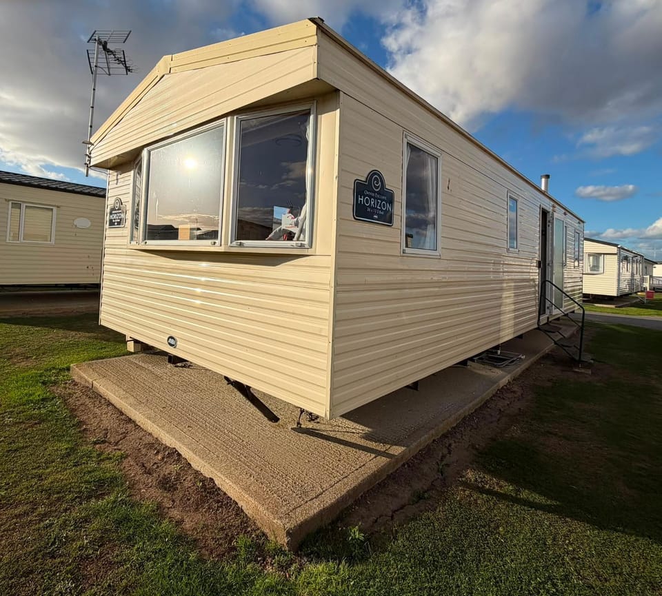 M&B Seawick 4 Bed 8 Berth Holiday Park Holiday Home and Caravan Campground/ 
RV Resort in Tendring District