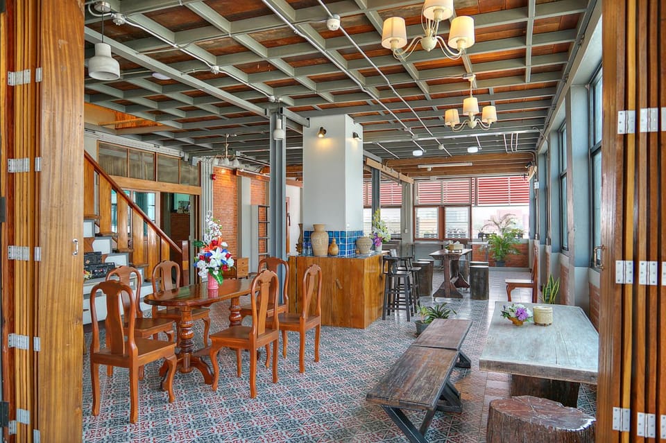 Restaurant/places to eat, Decorative detail, Dining area, Breakfast