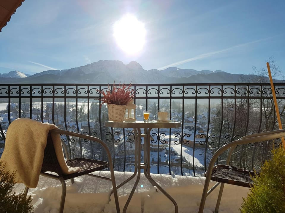 Balcony/Terrace, Mountain view