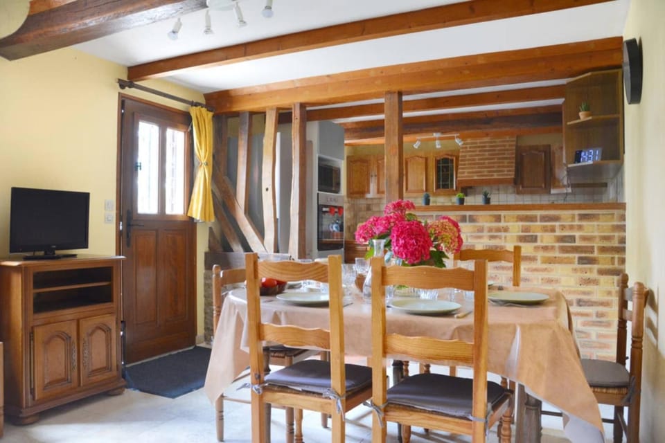 Communal lounge/ TV room, TV and multimedia, Living room, Dining area
