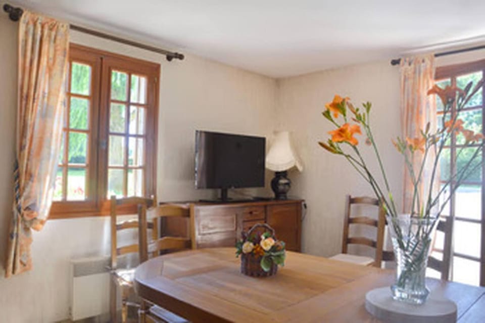 Communal lounge/ TV room, TV and multimedia, Living room, Dining area