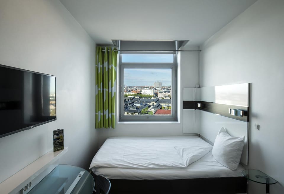 Bedroom, City view