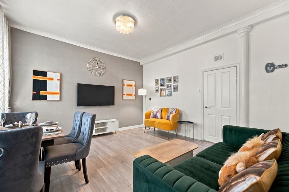Communal lounge/ TV room, Living room, Seating area