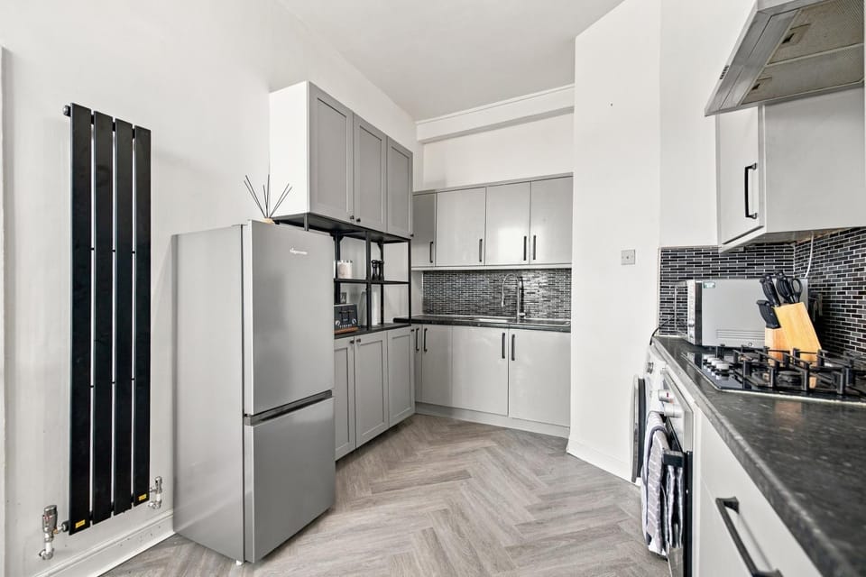 Kitchen or kitchenette, oven