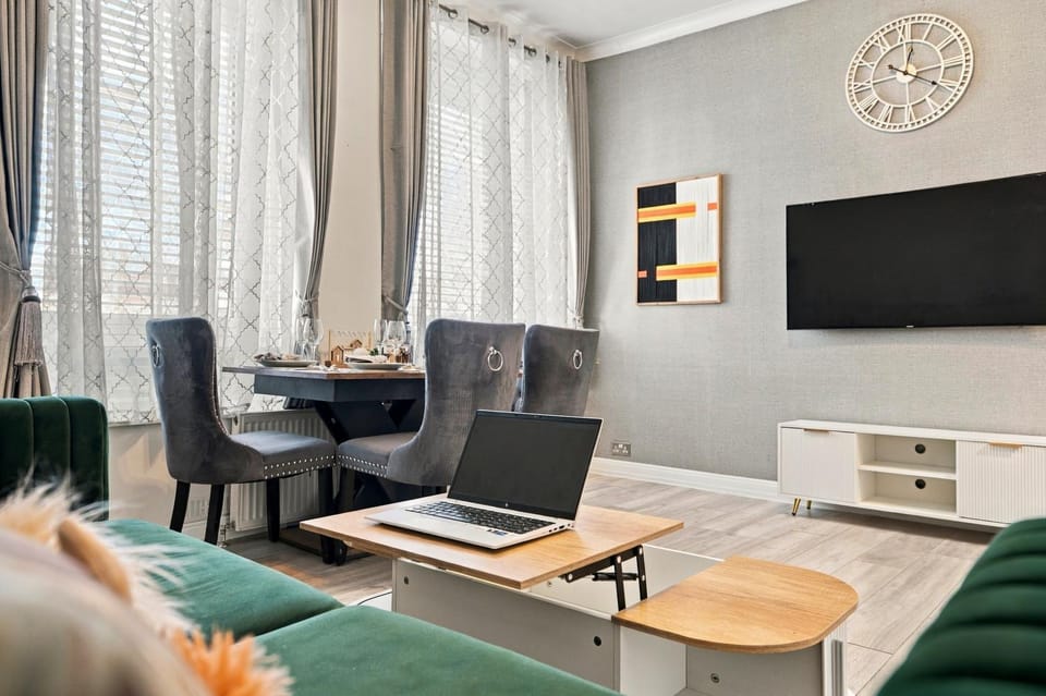 Communal lounge/ TV room, TV and multimedia, Living room, Seating area, Dining area