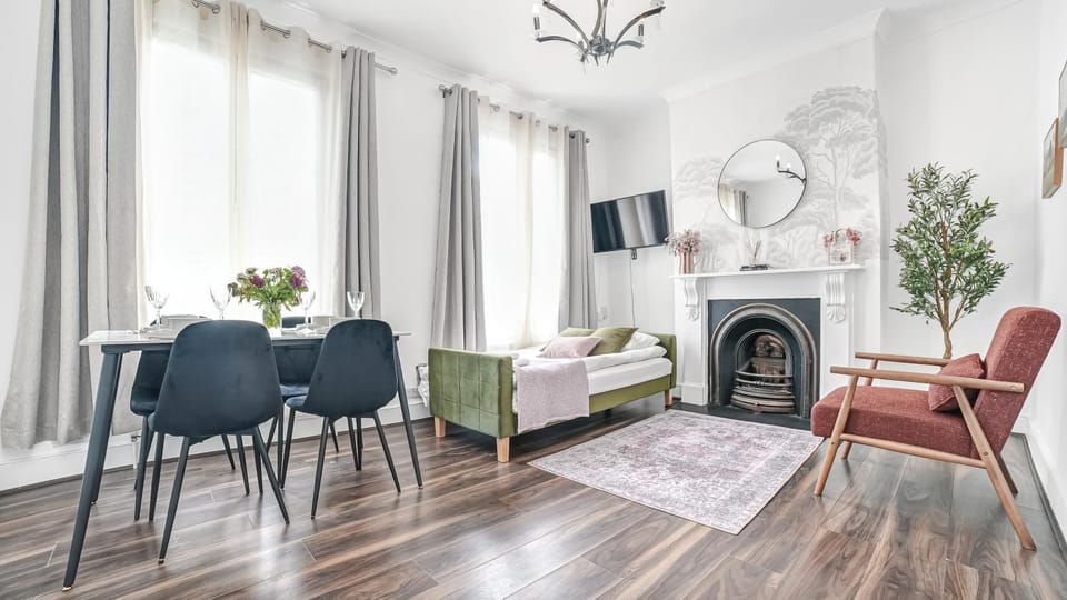 London Stay Near Emirates Stadium - Sleeps 6, 4 Min to Tube Apartment in London Borough of Islington