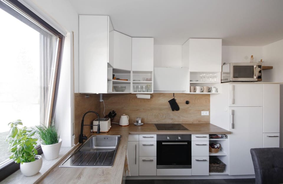 Coffee/tea facilities, Kitchen or kitchenette, Dining area, dishwasher, oven, stove, toaster