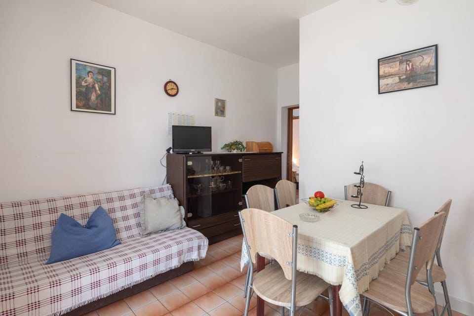 Communal lounge/ TV room, TV and multimedia, Living room, Seating area, Dining area