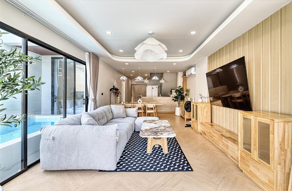 TV and multimedia, Living room, Seating area, Pool view
