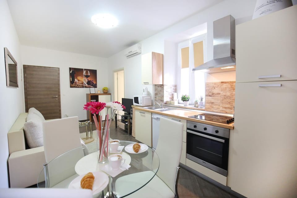 Spring, Winter, Kitchen or kitchenette, Living room