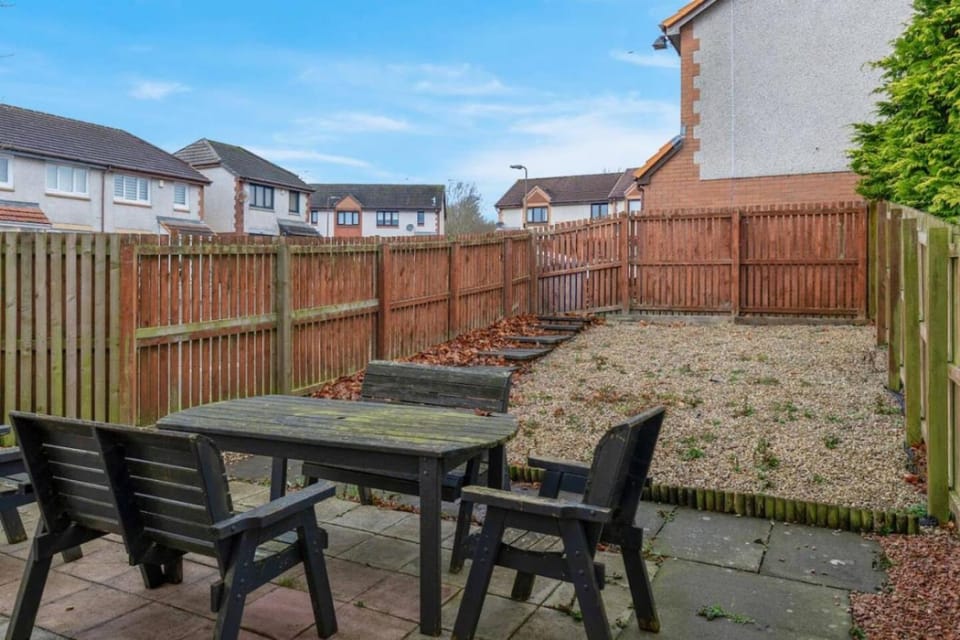 Stylish 2BDR in Livingston - Sleeps 5 - Parking House in Livingston