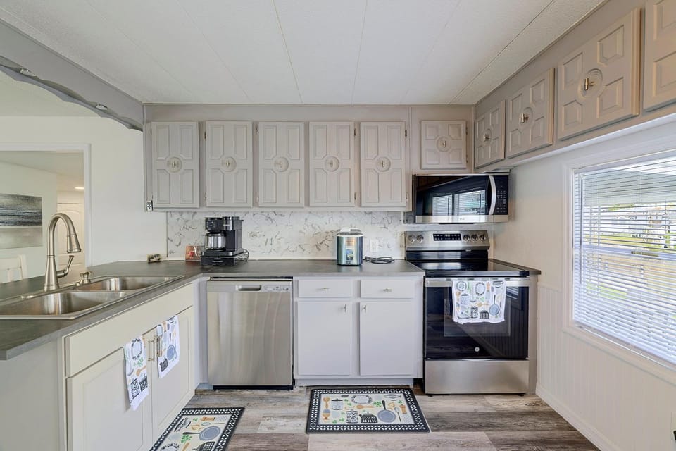Boater’s Paradise! Canal-Front Retreat in Hudson House in Hudson