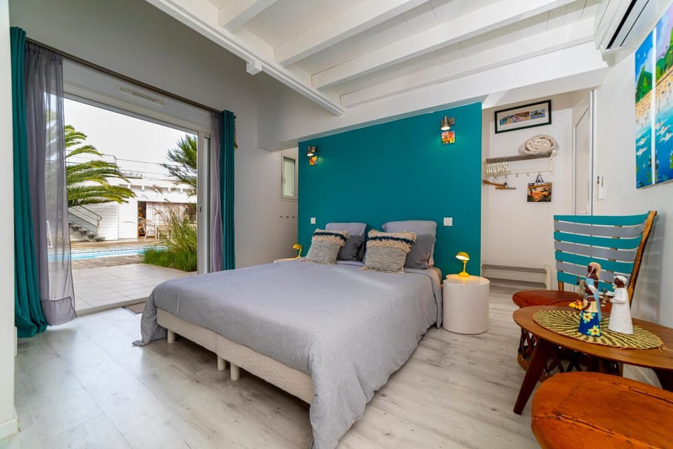 Patio, Photo of the whole room, Bedroom, Pool view, Family