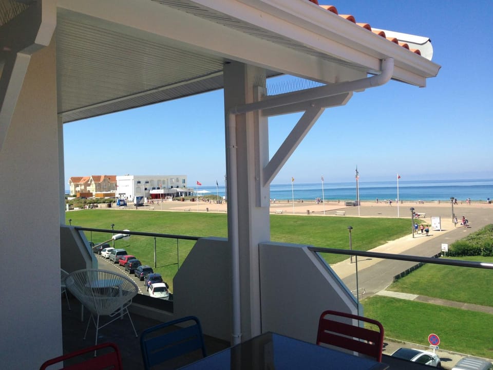 Patio, Natural landscape, Balcony/Terrace, Dining area, Beach, Sea view