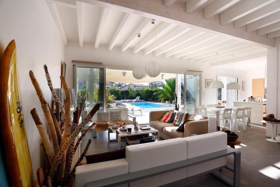 Communal lounge/ TV room, Natural landscape, Living room, Banquet/Function facilities, Decorative detail, Seating area, Dining area, Beach, Garden view, Garden view, Pool view, Pool view, Swimming pool