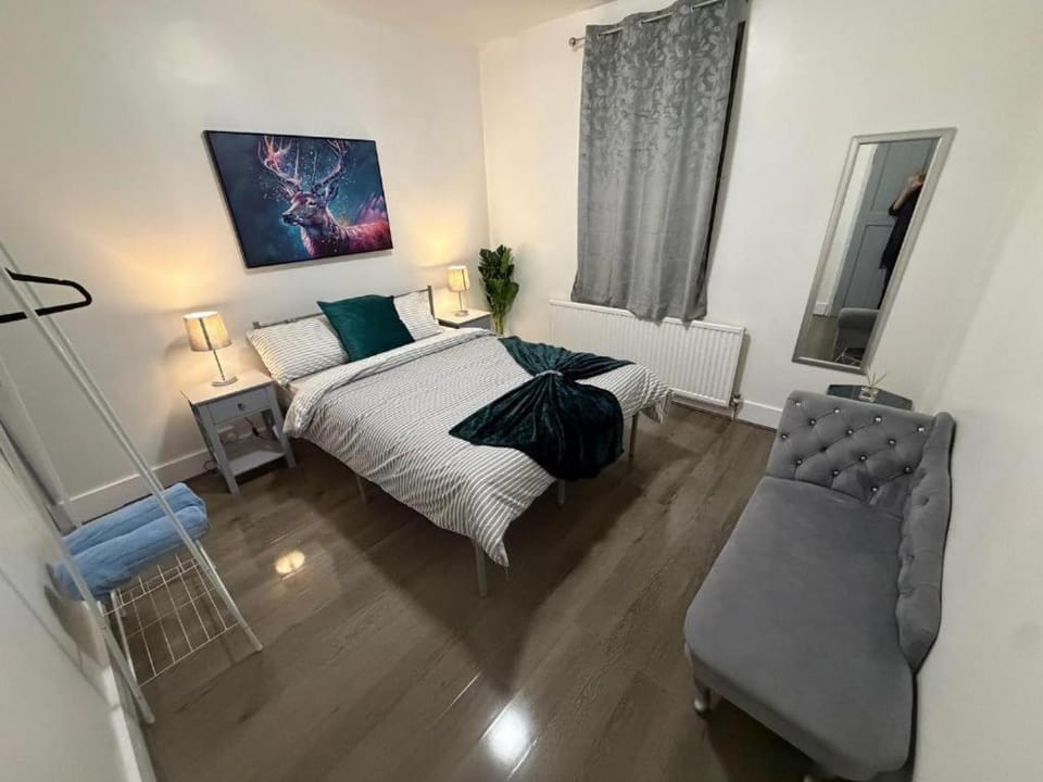 Holiday Home - 3 Bedroom House in Luton - For Families - Contractors - Tourist - Amazon Prime House in Luton