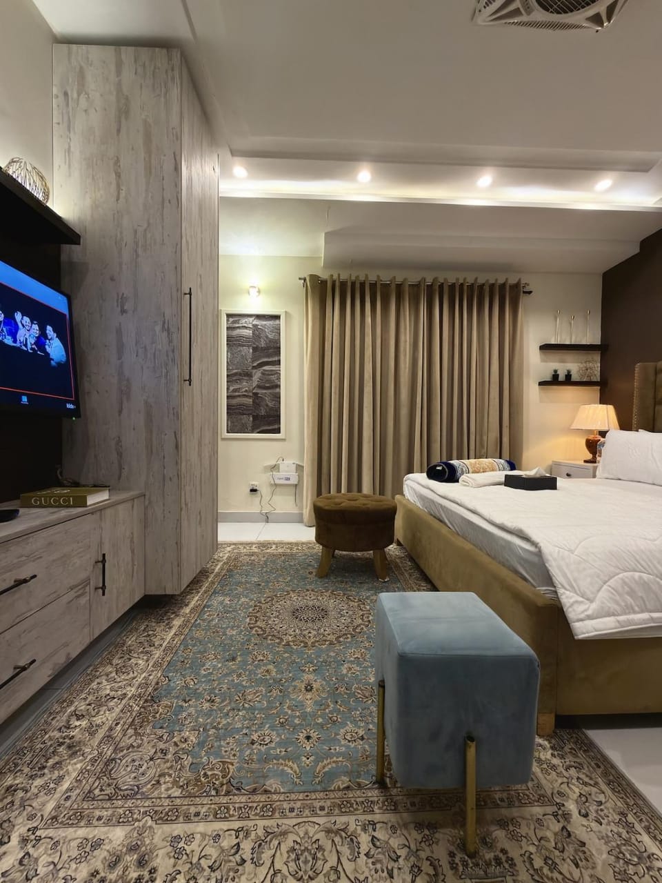 Communal lounge/ TV room, Bed, TV and multimedia, Living room, Photo of the whole room, Seating area, Evening entertainment, Bedroom
